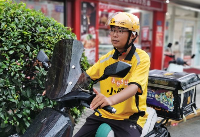装手机支架交警：不是为难大家是为了安全ayx爱游戏app体育电动车不允许安(图3)