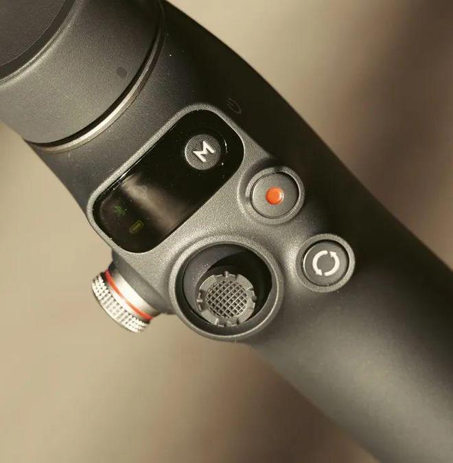 oblie 7 Pro稳定器首发初体验！爱游戏ayx549元！大疆OSMO M(图2)